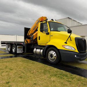 Grua Articulada 9 Toneladas XCMG — Camión Torton International RH613 2020